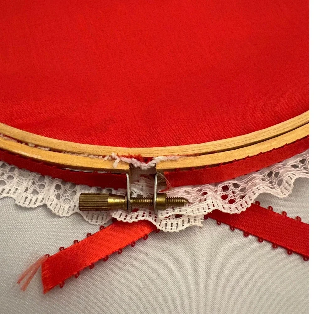 1980s Holiday Red White Lace Round‎ Doily Wooden 11